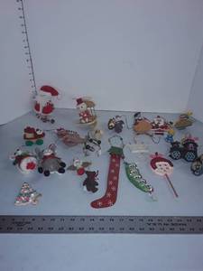 lot 2105 image: Assorted Christmas Decorations