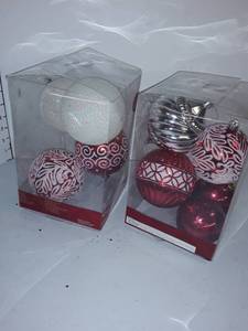 lot 2119 image: Christmas Decor....Red and White large balls