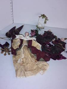 lot 2122 image: Lot of Angels with other items