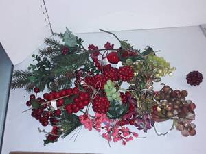 lot 2124 image: Christmas Decor..Cranberries and other fruits