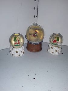 lot 2129 image: 3 Snow Globes