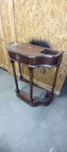 lot 1576 image: Wooden entry table 33 x 29 x 13 in missing 3 brass trinket trays