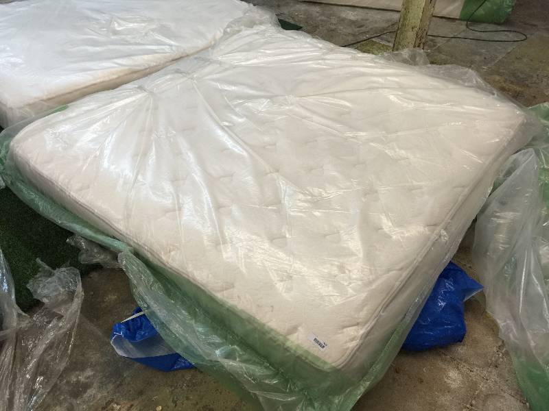lot 7078 image: Sealy Posturepedic Signature Series LUXURY Plush Pillow Top- KING