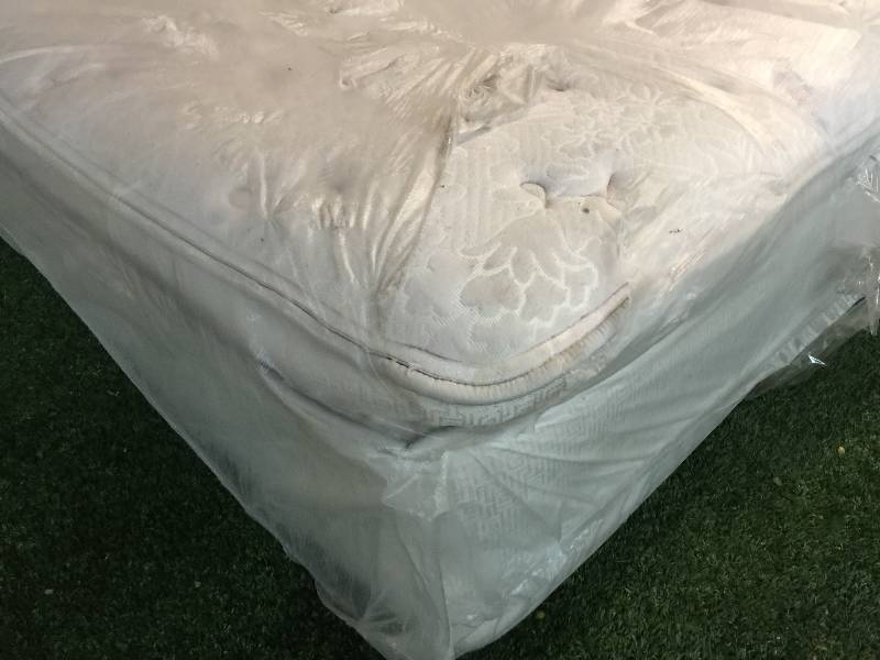 lot 7081 image: POSTUREPEDIC SIGNATURE EDITION LUXURY FIRM EURO PILLOWTOP- QUEEN