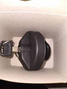 lot 33788 image: 703-1689 locking gas cap