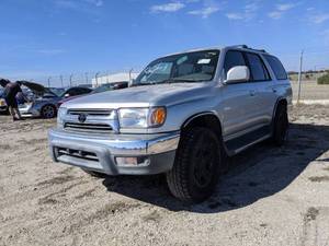 lot 1355 image: 2001 Toyota 4Runner SR5