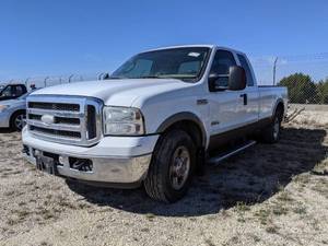 lot 1360 image: 2005 Ford F-250 Lariat Super Duty