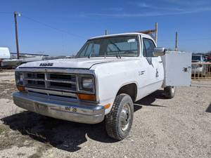lot 1403 image: 1989 Dodge W250