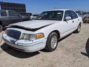 lot 1401 image: 1999 Ford Crown Victoria