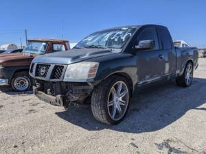 lot 1372 image: 2005 Nissan Titan