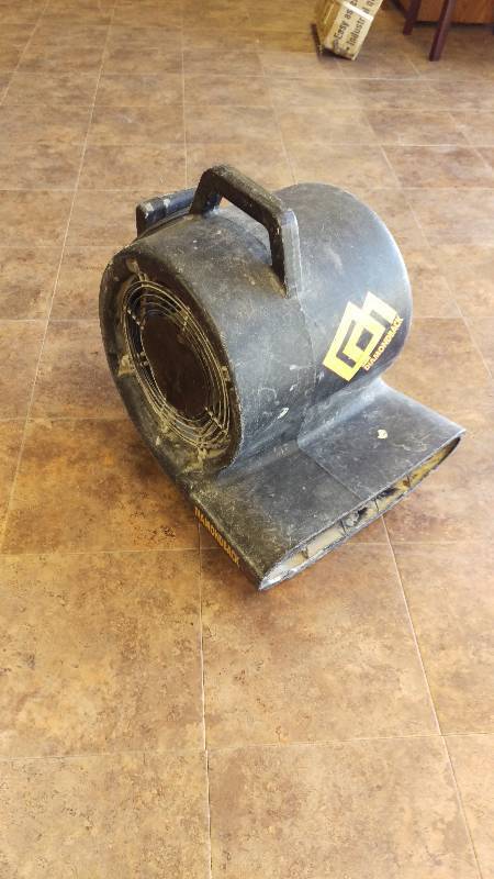 lot 7 image: Diamondback Carpet Dryer Air Mover Floor Fan