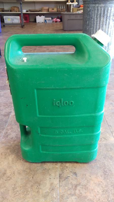 lot 9 image: Igloo 6 Gallon Sturdy Jug Container