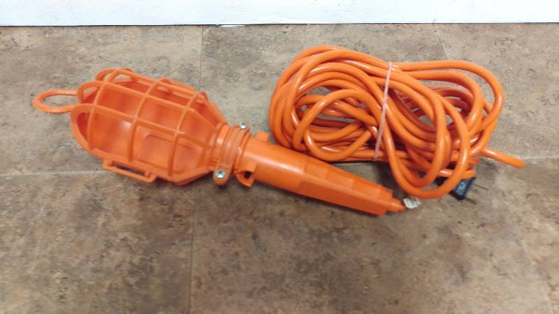 lot 19 image: Shop Light with 25 Cord