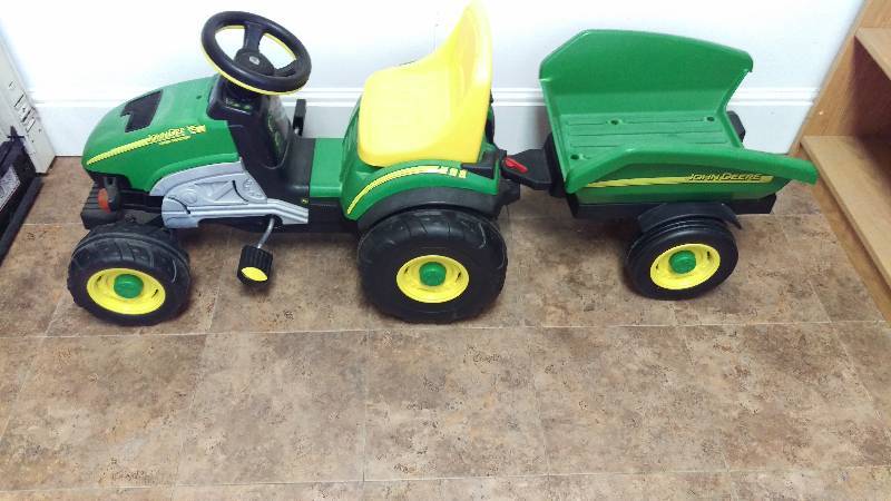 lot 29 image: Childs John Deere Tractor and Trailer