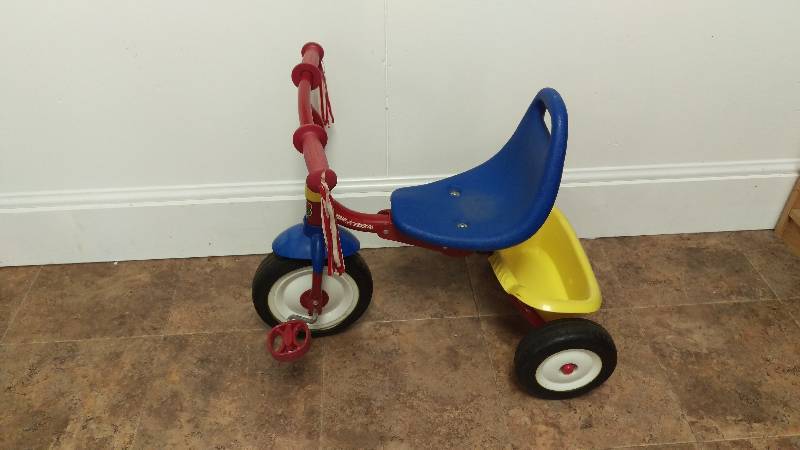 lot 30 image: Radio Flyer Folding Tricycle