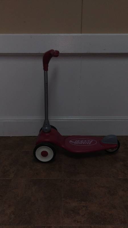 lot 32 image: Radio Flyer Folding Scooter