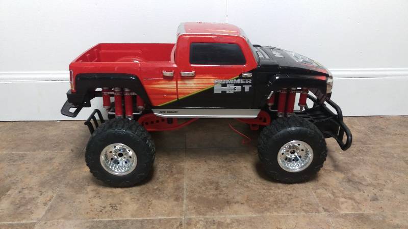 lot 33 image: New Bright Remote Controlled Hummer NO REMOTE