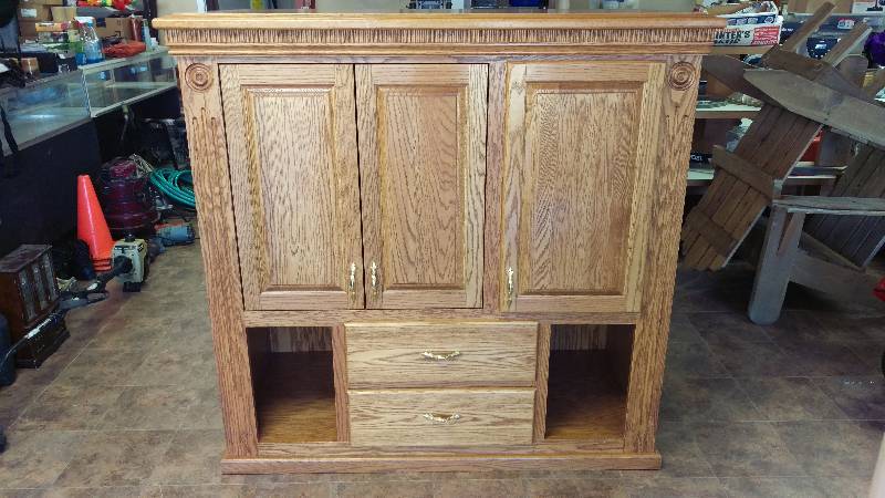 lot 38 image: Gorgeous Oak Entertainment Center
