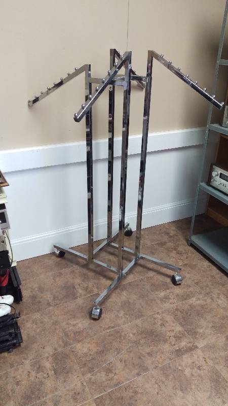 lot 41 image: 4 Tier Retail Clothing Rack
