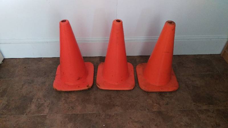 lot 68 image: 3- 18 Orange Cones
