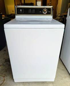 lot 8135 image: Maytag Washing Machine Model A112 Series 04 - works