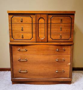 lot 8138 image: Mid Century Bassett Furniture 4 Drawer Dresser
