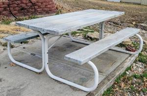 lot 8151 image: 6 Outdoor Picnic Table