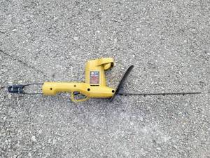 lot 8169 image: Vintage Black & Decker Hedge Trimmer 13 Cut - works