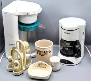 lot 8236 image: West Bend Iced Tea Maker, Mr. Coffee Pot   Fruit Motif Kitchen Accessories (salt, pepper, sugar, utensil holder...)