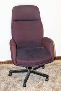 lot 8260 image: Comfy Office Desk Chair