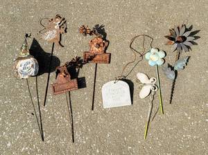 lot 8200 image: (8) Pot Picks and Garden Decor