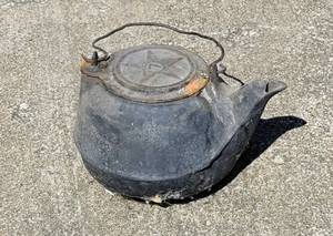 lot 8214 image: Antique Cast Iron Kettle Tea Pot with Gate & Handle Star No. 7 Rustic Home Decor