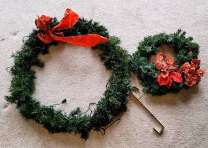 lot 8354 image: (2) Christmas Wreaths with Hanger - 32 & 18