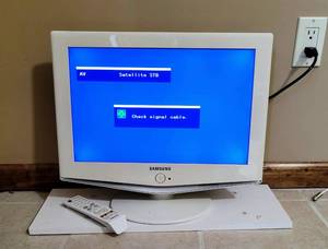 lot 8365 image: Samsung 19 LN-S1952W LCD HDTV Monitor - White includes Remote