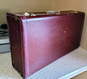 lot 8370 image: Vintage Hardshell Burgundy Suitcase with Clear Lucite Handle