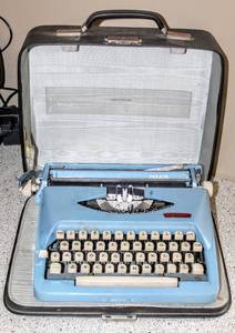 lot 8351 image: Vintage Exquisite Blue Royal Parade Typewriter in Original Lined Hard Case - Excellent Condition