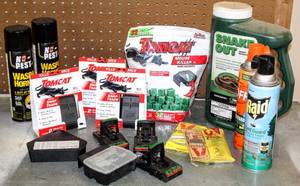 lot 8400 image: Tom Cat, Snake Out, Raid and more Huge Lot of Pest Control Items