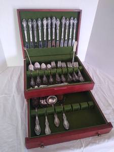 lot 1933 image: Springtime stainless silverware - 87 pcs w McGraw chest