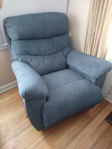 lot 1939 image: Genuine Lazy-Boy wall recliner color - blue