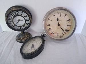 lot 1941 image: 3 small decorative clocks