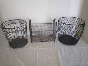 lot 1942 image: 2 small metal waste baskets with metal magazine rack