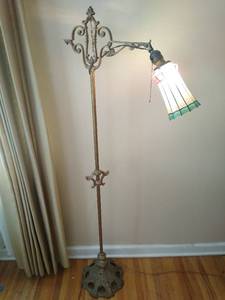 lot 1951 image: Vintage metal floor lamp wstained glass shade