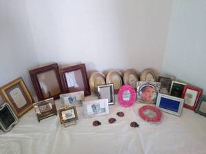 lot 1974 image: Small picture frames