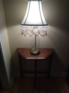 lot 1983 image: Accent table w table lamp
