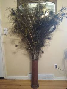 lot 1985 image: Wood floor vase w peacock feathers 25 12 x 5