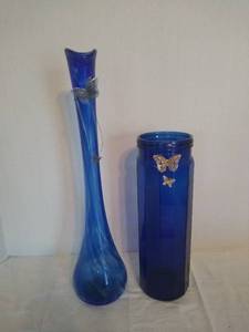 lot 1993 image: Blue vases w butterflys