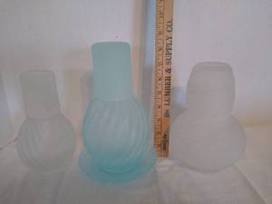 lot 2016 image: 3 Vintage frost design bedside carafe