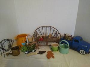 lot 2028 image: Gardenyard planters &  decor