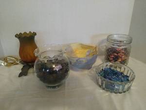 lot 2029 image: Home decor pottery bowl, vases, small desk lamp.