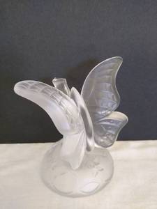 lot 2035 image: Fenton frosted butterfly